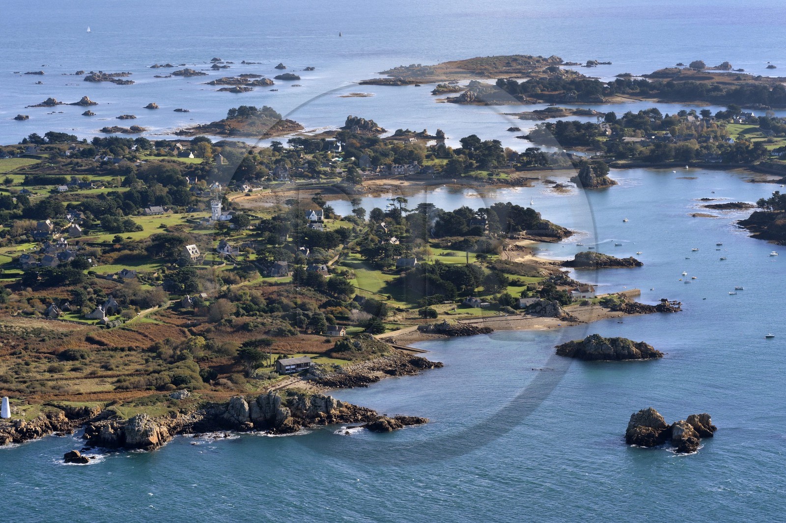 France, Côtes-d'Armor (22), Ile de Bréhat, Kérarguillis sur la partie nord de l'archipel à gauche (vue aérienne)