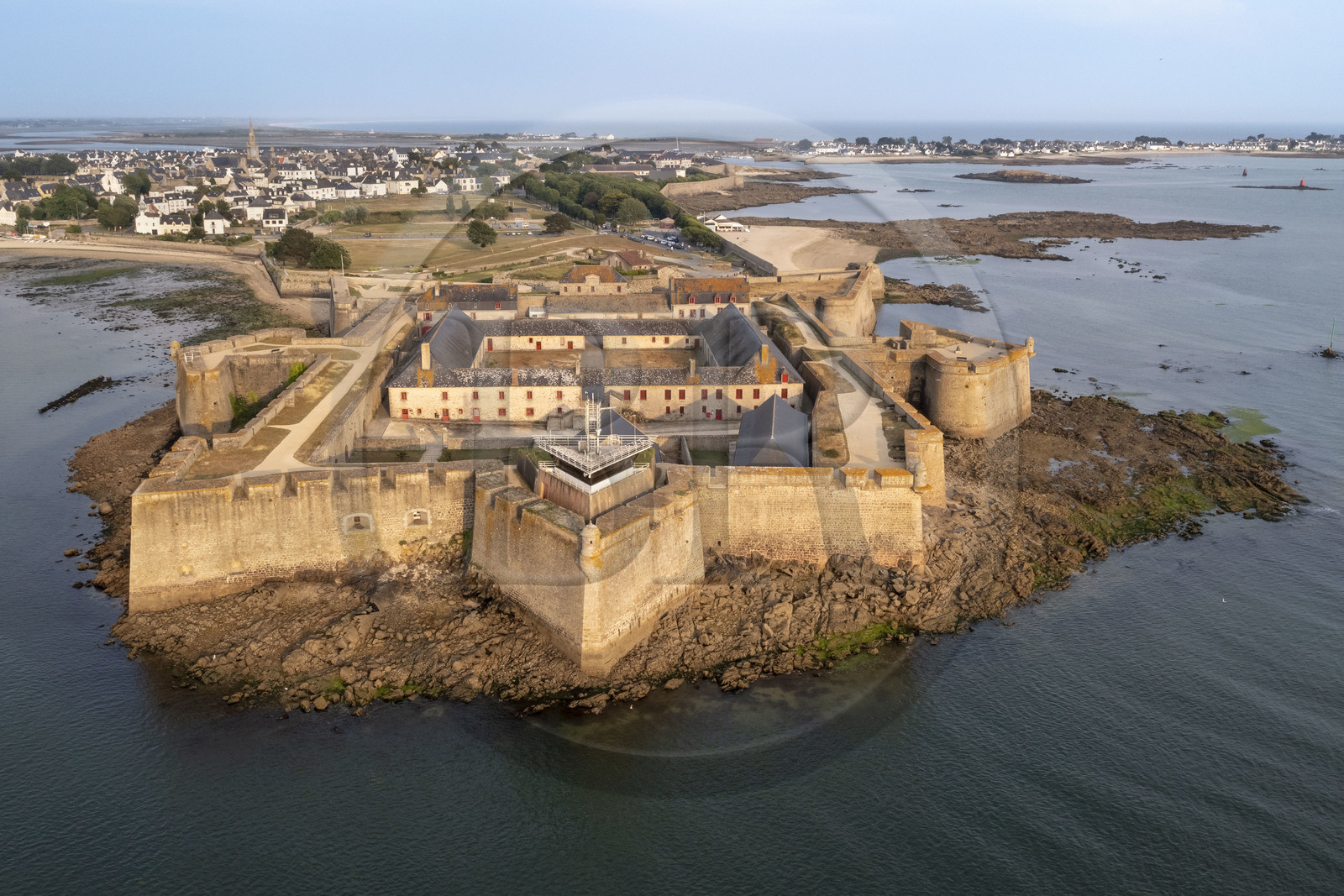 France, Morbihan (56), Port-Louis, la citadelle de Port-Louis remaniée par Vauban à l'entrée de la rade de Lorient, musée de la Compagnie des Indes (vue aérienne)