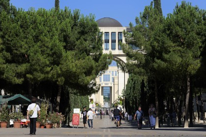 France, Hérault (34), Montpellier, quartier Antigone de l'architecte Ricardo Bofill, place du Millénaire, un axe piéton relie cette place au Lez vers l'est et au centre historique à l'ouest