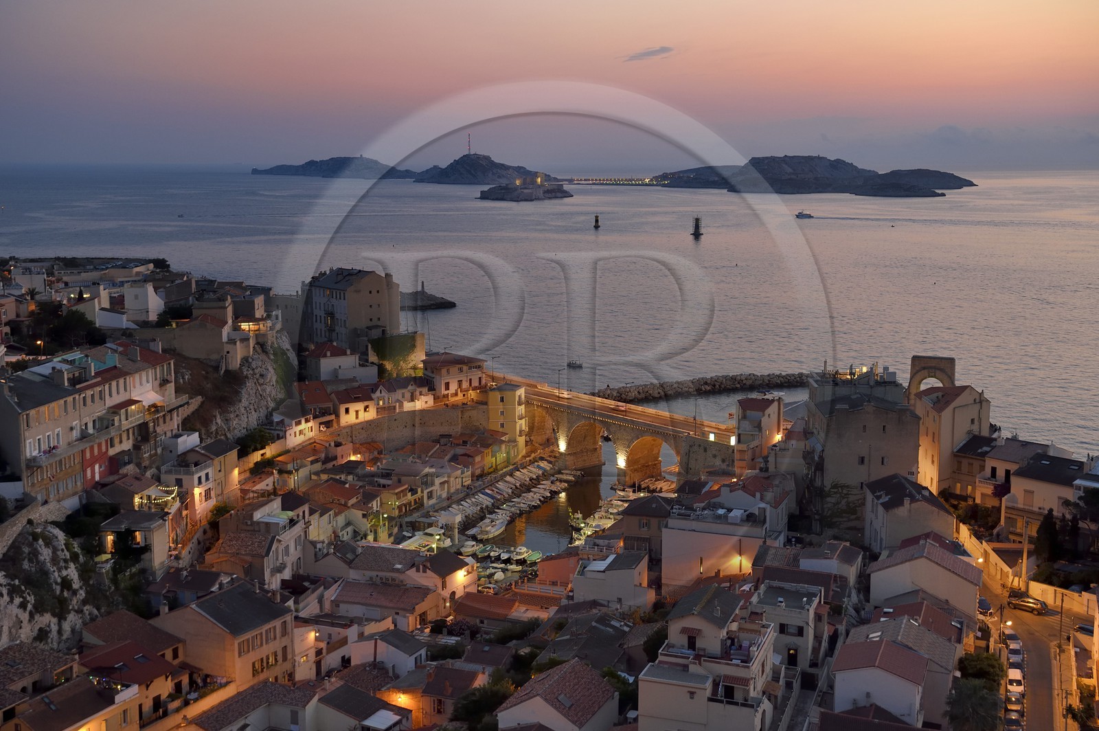 France, Bouches-du-Rhône (13), Marseille, quartier d'Endoume, le Vallon des Auffes, l'archipel du Frioul avec le Chateau d'If en arrière plan