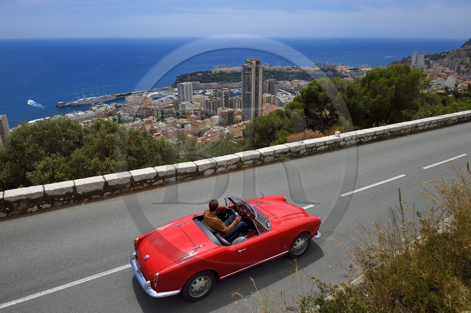 Principauté de Monaco, Alfa Romeo Giulietta décapotable de collection sur la route de la Moyenne Corniche surplombant Monaco