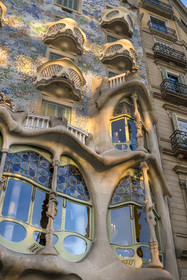 Spain, Catalonia, Barcelona, Eixample district, Passeig de Gracia, Casa Batllo by Catalan modernist architect Antoni Gaudi, UNESCO World Heritage site, the large glass roof with the sinuous profile of the central living room of the main floor