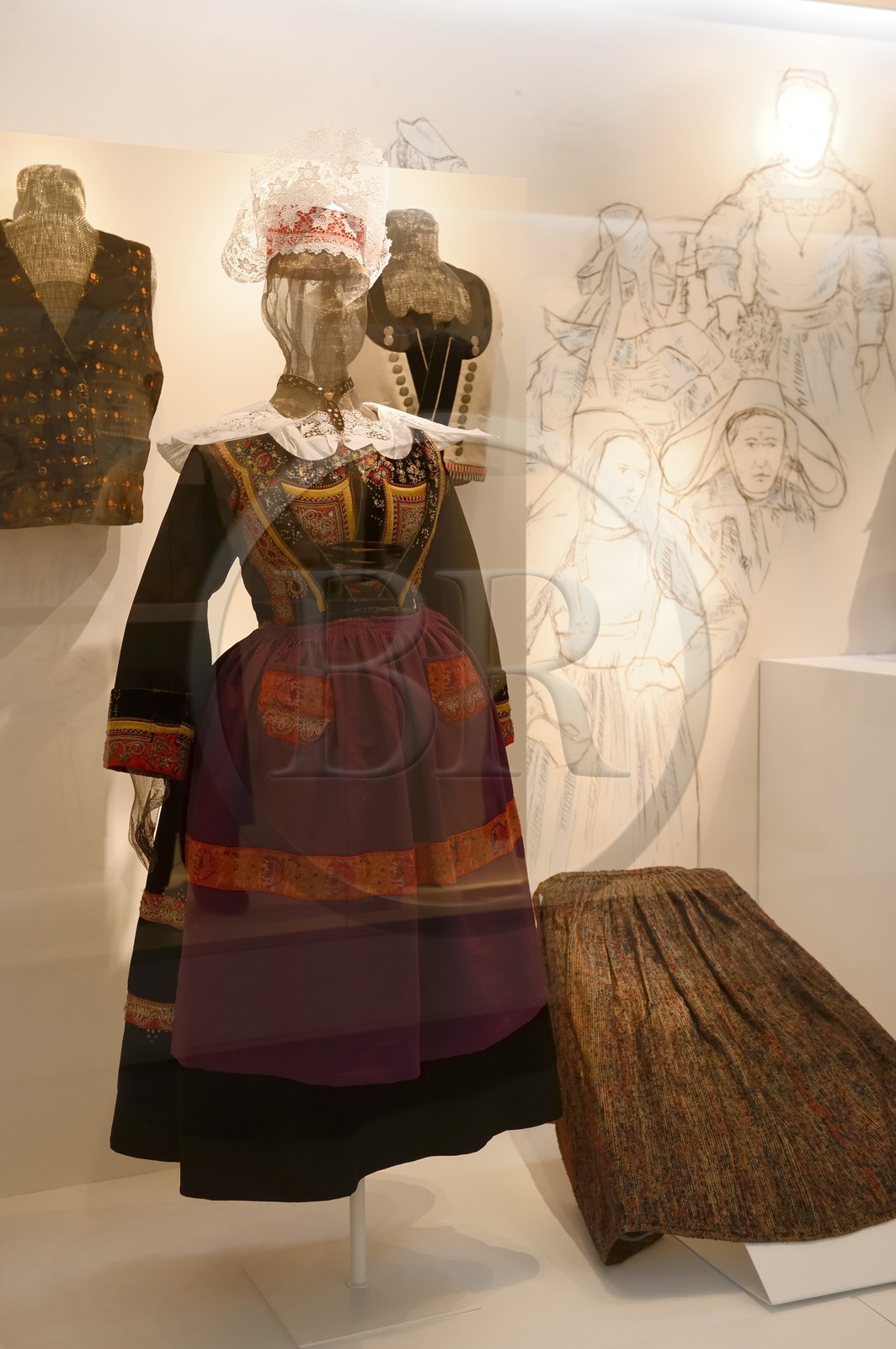 France, Ille-et-Vilaine (35), Rennes, Les Champs Libres de l'architecte Christian de Portzamparc, le musée de Bretagne, femme en costume d'Elliant finistère vers 1890