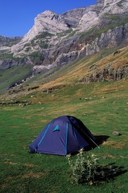 France, Hautes-Pyrénées (65), camping sauvage au cirque de Gabiedou dans la vallée de Troumousse