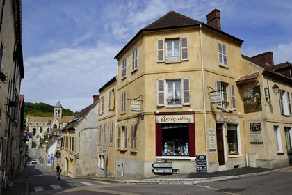 France, Val-d'Oise (95), le village de Vétheuil et son église Notre Dame peinte par Claude Monet