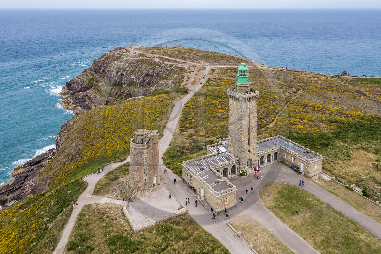 France, Côtes d'Armor (22), Grand Site de France Cap d'Erquy – Cap Fréhel, Plévenon, le phare du Cap Fréhel (1950) et le phare Vauban (1702) sur le chemin de Grande Randonnée GR 34 (vue aérienne)