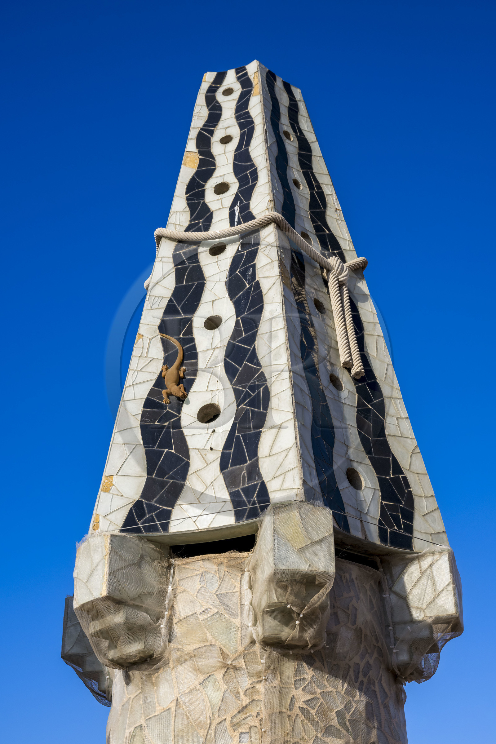 Espagne, Catalogne, Barcelone, le Palais Güell (Palau Güell) construit entre 1886 et 1891 et réalisé par l'architecte du modernisme catalan Antoni Gaudi, site classé au Patrimoine Mondial de l'UNESCO, cheminées et tours d'aération sur le toit terrasse
