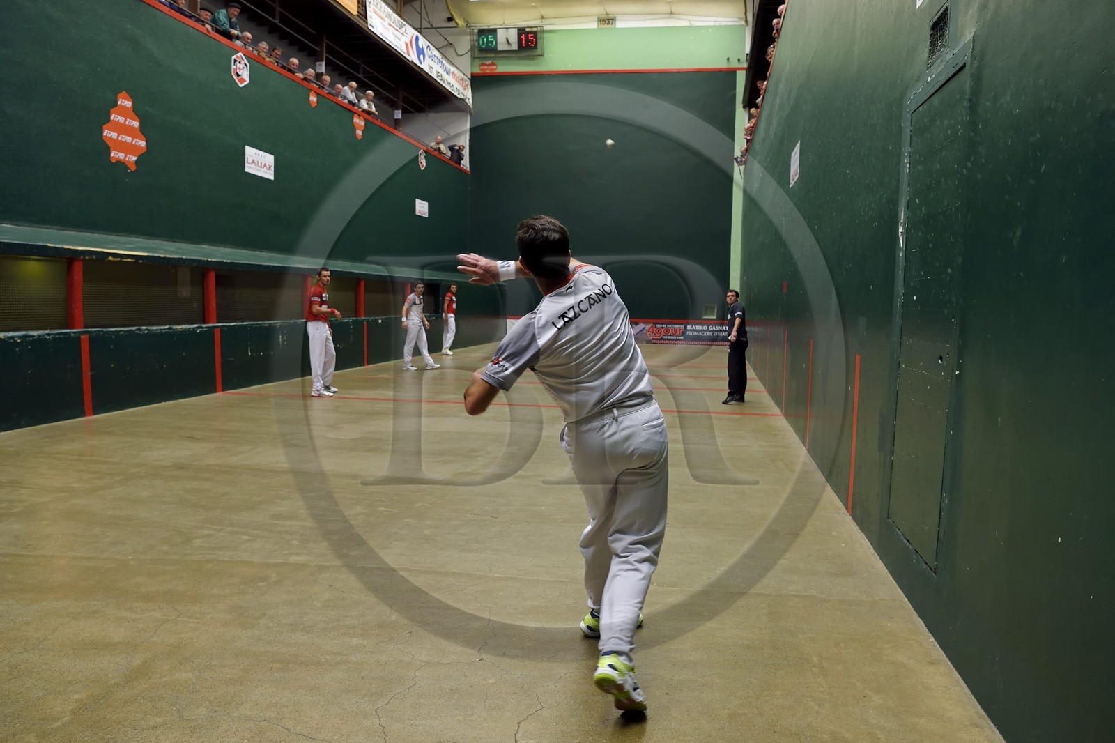 France, Pyrénées-Atlantiques (64), Pays-Basque, Saint-Jean-Pied-de-Port, trinquet Garat, traditionnelle partie de Pelote basque à main nue pour la coupe des Chasseurs