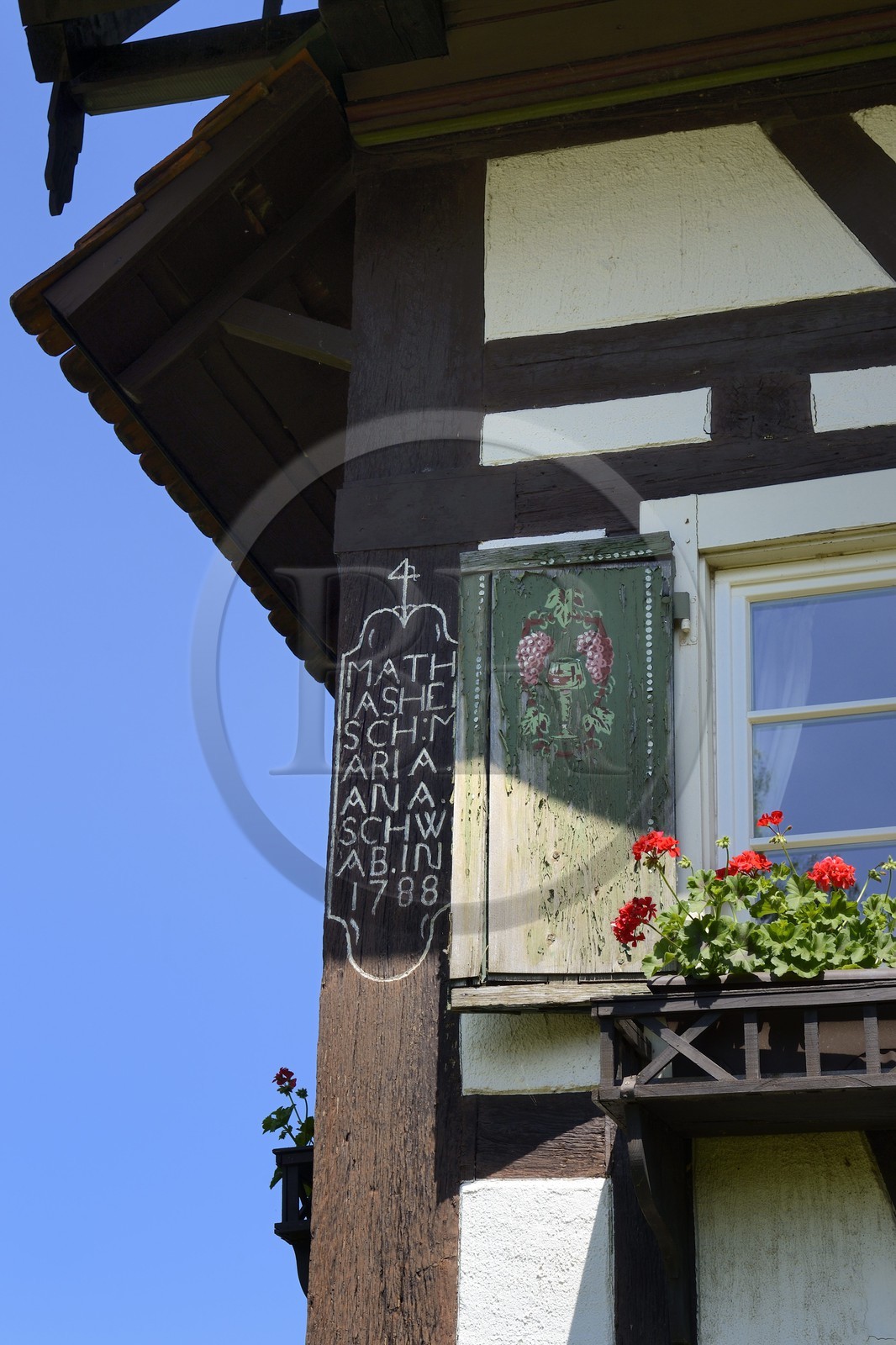 Allemagne, Bade-Wurtemberg, Durbach, ferme à pan de bois, volet décoré