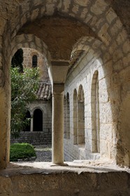 France, Hérault (34), village médiéval de Saint-Guilhem-le-Désert, étape du pélerinage de Saint-Jacques-de-Compostelle, labellisé Les Plus Beaux Villages de France, abbaye de Gellone du XIe siècle classée Patrimoine Mondial de l'UNESCO, Le cloître
