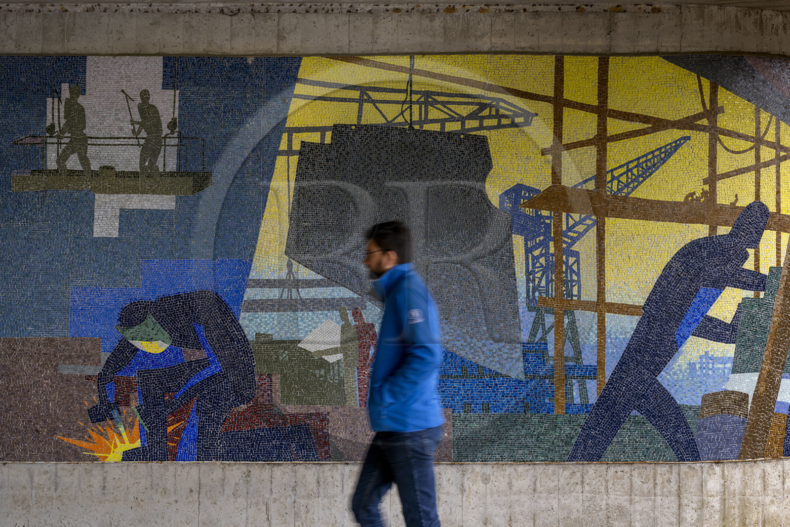 France, Loire-Atlantique (44), Saint-Nazaire, l’église Sainte-Anne datant de la reconstruction de la ville, une des deux mosaïques représentant le travail des ouvriers des chantiers navals nazairiens dessinée par l'affichiste Paul Colin et réalisée par les ateliers Jean Barillet