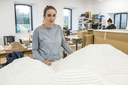 France, Gard (30), Bagard, l'Atelier Sericyne, production de soie d'exception et intissée pour la réalisation d'objets de décoration et d'art de vivre en soie, la fondatrice Clara Hardy