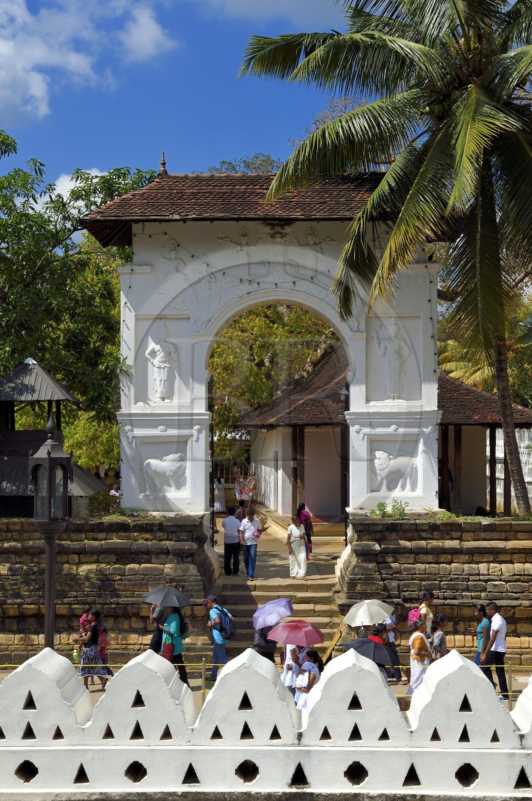 Sri Lanka, province du centre, Kandy, ville sacrée classée patrimoine mondial de l'UNESCO, porte monumentale dans les jardins du Temple de la Dent de Bouddha (Sri Dalada Maligawa)