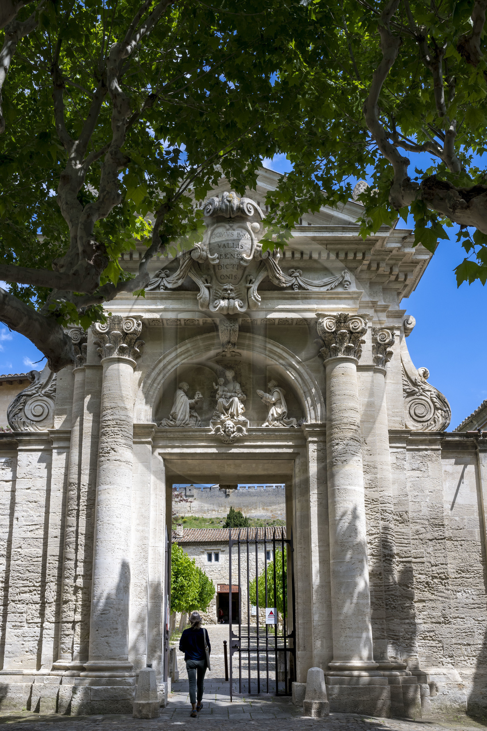 France (30), Gard, Villeneuve-lès-Avignon, la Chartreuse Notre-Dame-du-Val-de-Bénédiction, le portail monumental réalisé par l'architecte François de Royers de la Valfenière en 1649 et le Fort Saint André loin en arrière plan