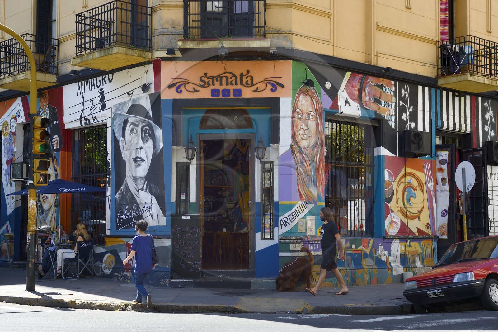 Argentine, Buenos Aires, Sanata Bar (restaurant et musique) dans la rue Sarmiento, peinture murale sur le thème du tango et de Carlos Gardel