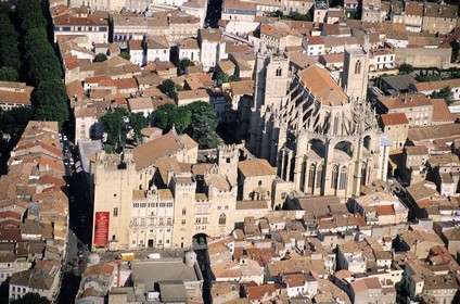 France, Aude (11), Narbonne, le Palais des Archevêques et la cathédrale Saint-Just-et-Saint-Pasteur (vue aérienne)