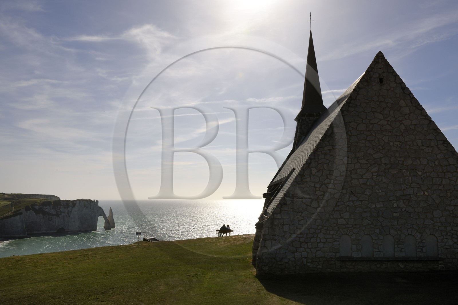 France, Seine-Maritime (76), Pays de Caux, Côte d'Albâtre, Etretat, la falaise d'Aval avec l'Aiguille Creuse et l'église Notre-Dame-de-la-Garde
