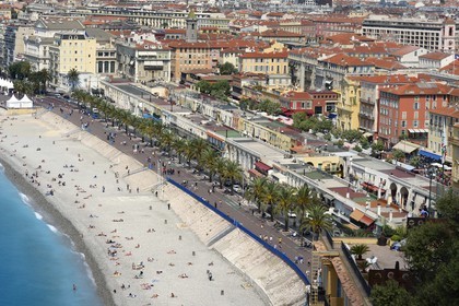 France, Alpes-Maritimes (06), Nice, le cours Saleya dans le vieux Nice et la Promenade des Anglais sur le bord de mer