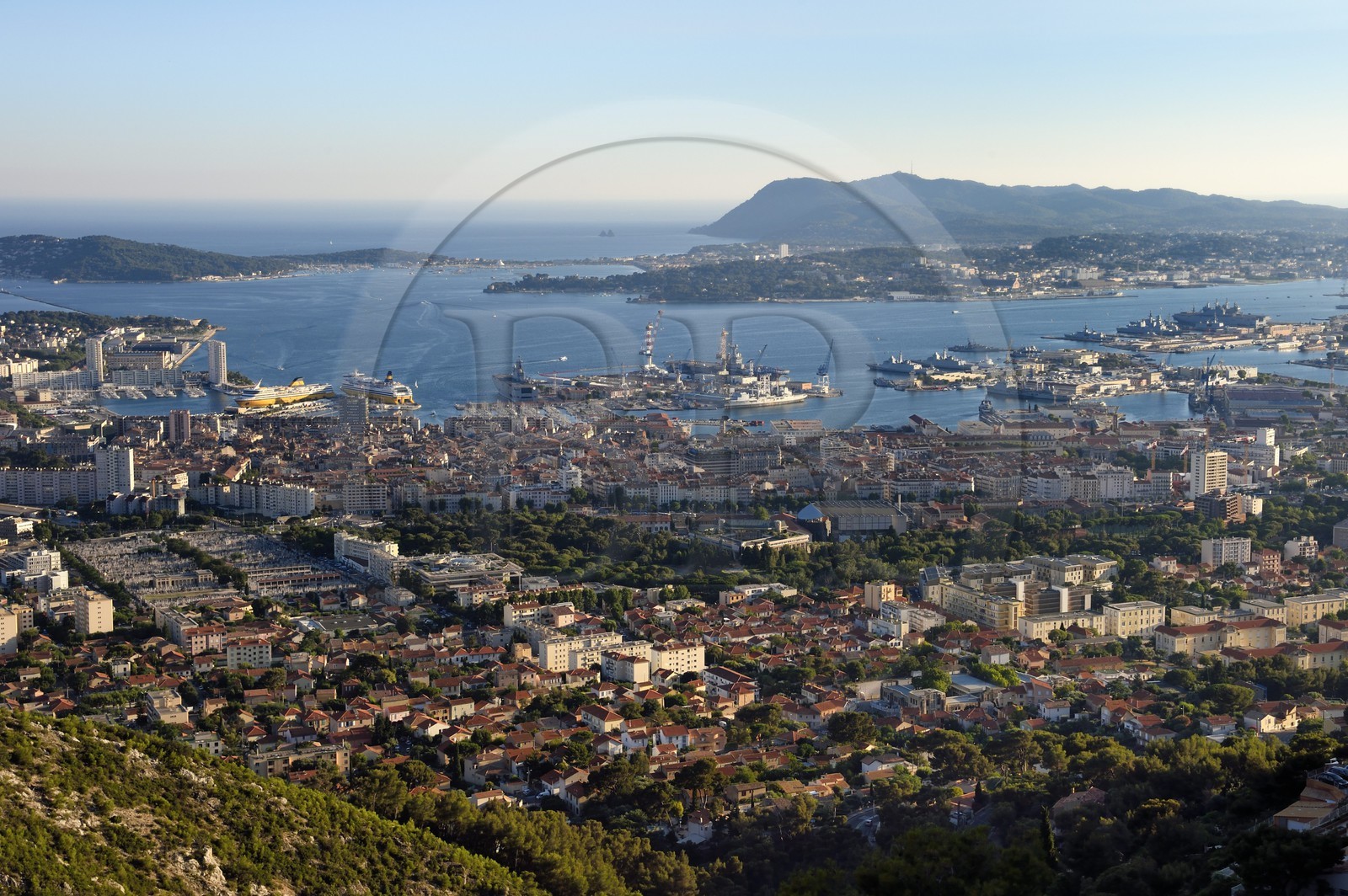 France, Var (83), Toulon, la rade depuis le Mont Faron, la base navale et le Cap Sicié en arrière plan