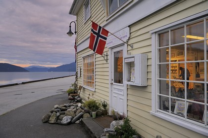 Norvège, comté de Sogn Og Fjordane, boutique au bord du sognefjorden à Balestrand