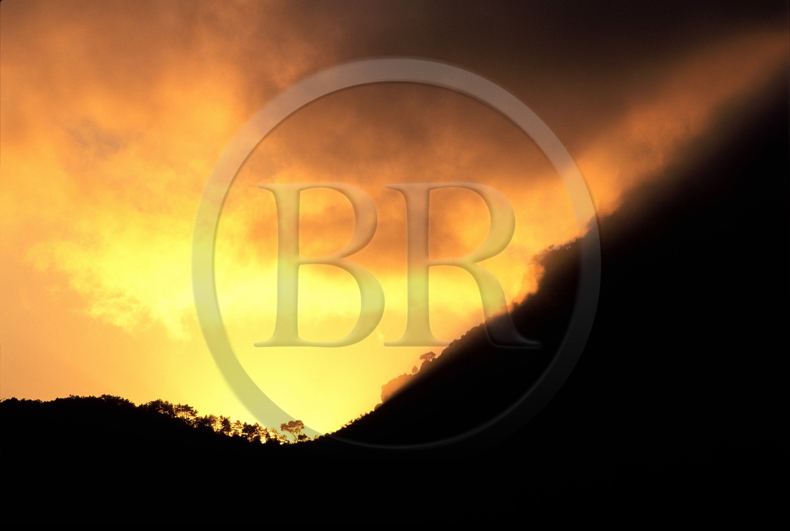 France, Alpes-Maritimes (06), coucher de soleil enflammant la montagne derrière le village de Gilette