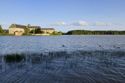France, Ille-et-Vilaine (35), forêt de Brocéliande, l'abbaye de Paimpont en bordure de l'étang