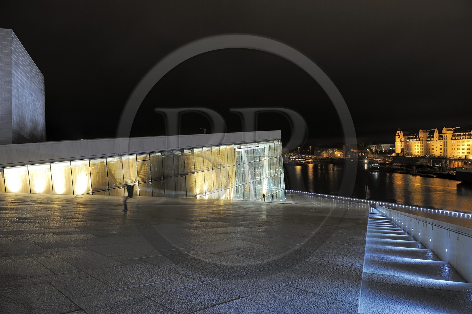 Norvège, Oslo, le nouvel opéra dessiné par les architectes de Snohetta, dans le quartier des docks de Bjorvika