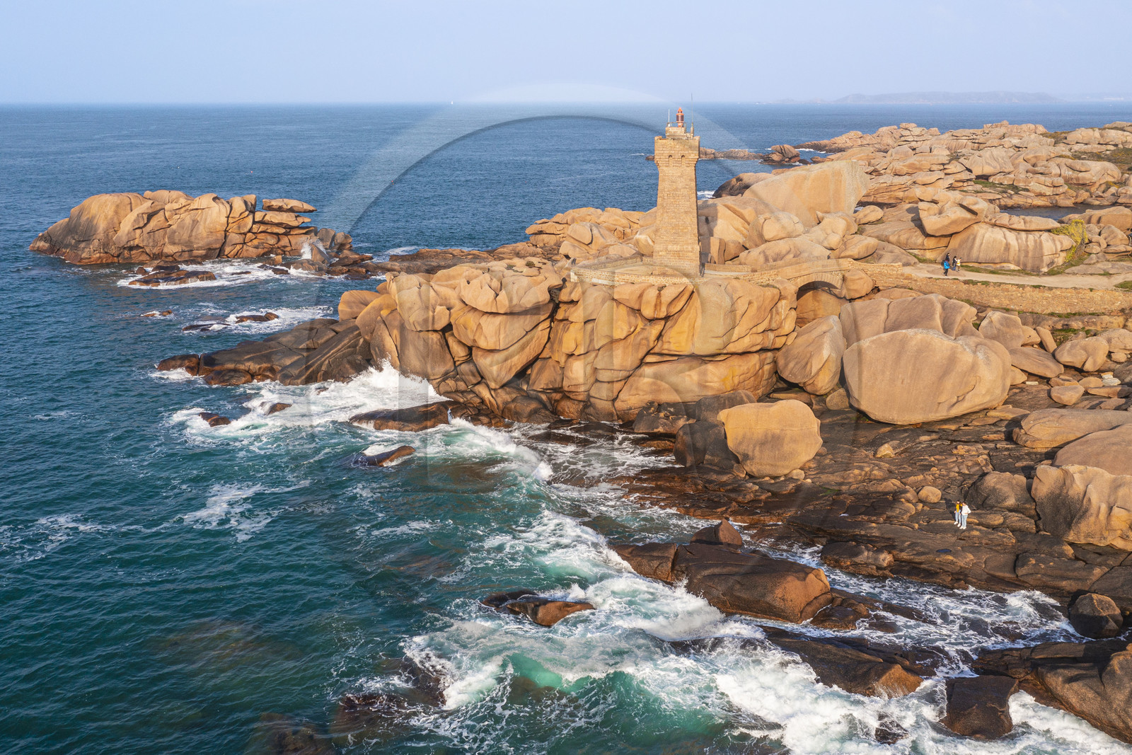 France, Côtes-d'Armor (22), Côte de Granit Rose, Perros-Guirec, Ploumanac'h, pointe de Skewell (Squéouel), le phare de Mean Ruz sur le sentier des Douaniers aussi chemin de Grande Randonnée GR 34 (vue aérienne)