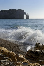 France, Seine-Maritime (76), Pays de Caux, Côte d'Albâtre, Etretat, la falaise d'Aval et l'Aiguille Creuse depuis la plage de la ville