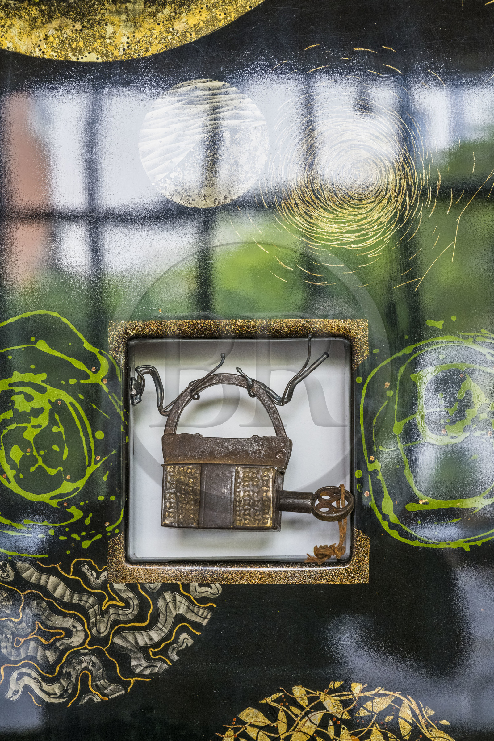 France, Hauts-de-Seine (92), Colombes, oeuvres de l'artiste et laqueur Isabelle Emmerique dans son atelier