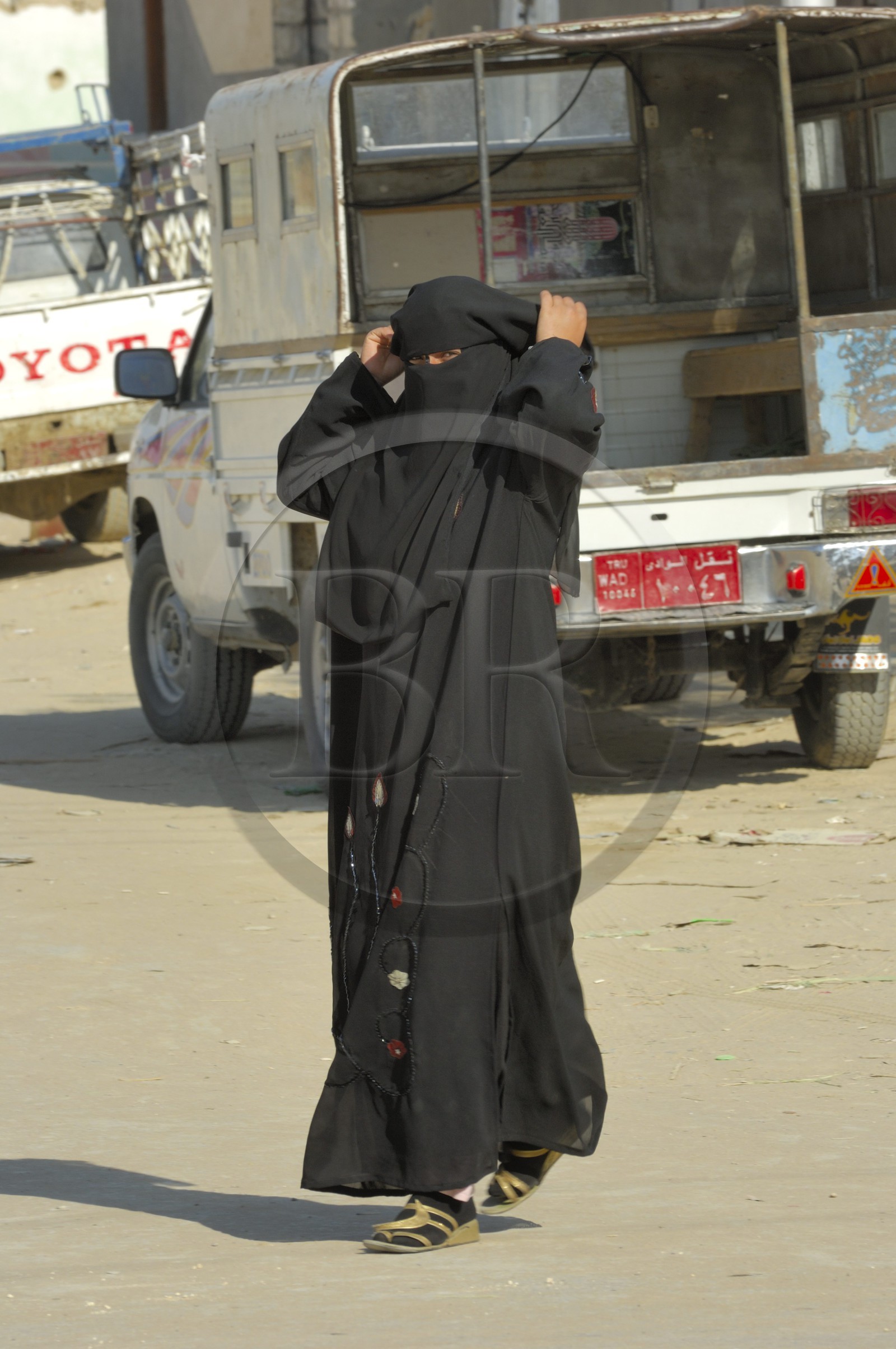 Egypte, désert libyque, Farafra, femme voilée