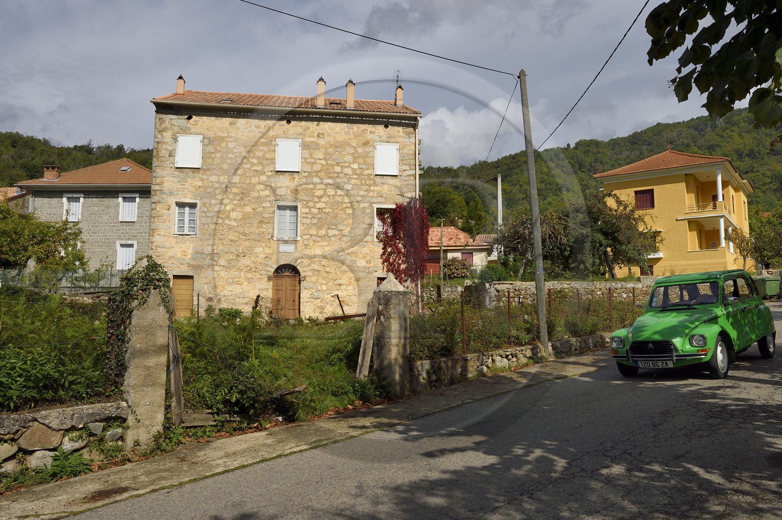 France, Corse-du-Sud (2A), Vallée du Prunelli, Bastelica, une maison traditionnelle et une Citroen Ami 8