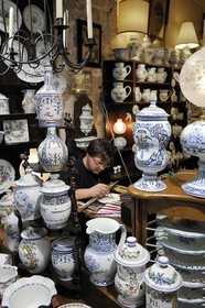 France, Seine-Maritime (76), Rouen, le fabriquant Les Faïences Saint Romain dans la rue Saint-Romain, Christophe peint les faiences à la main