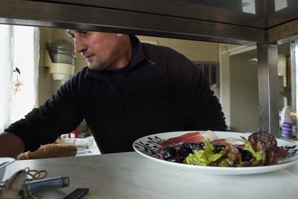 France, Corse-du-Sud (2A), Vallée du Prunelli, Bastelica, Pascal Valentini qui fabrique sa propre charcuterie et gère l'hotel-restaurant Chez Paul