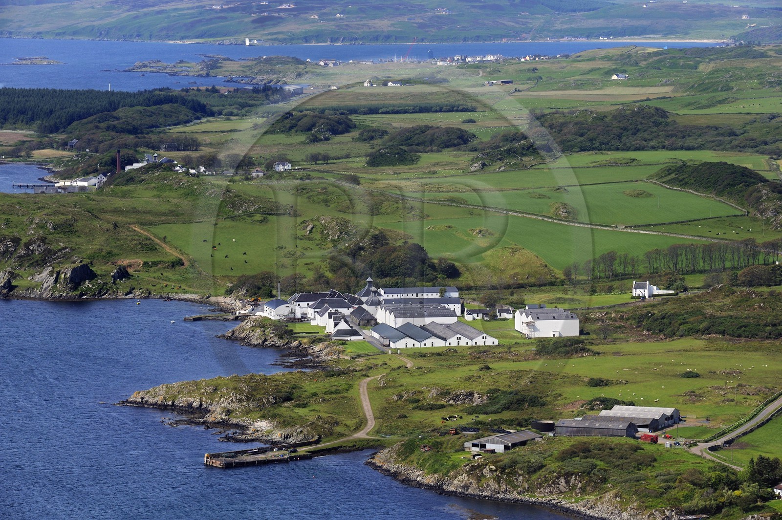 Royaume-Uni, Ecosse, Hébrides intérieures, Ile de Islay, Port Ellen, distillerie de whisky Ardbeg (vue aérienne)