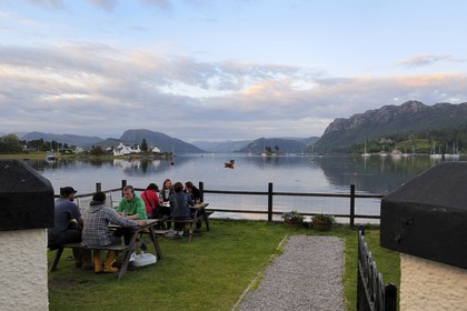 Royaume-Uni, Ecosse, Highland, Plockton, vue sur le Loch Carron depuis la terrasse d'un pub