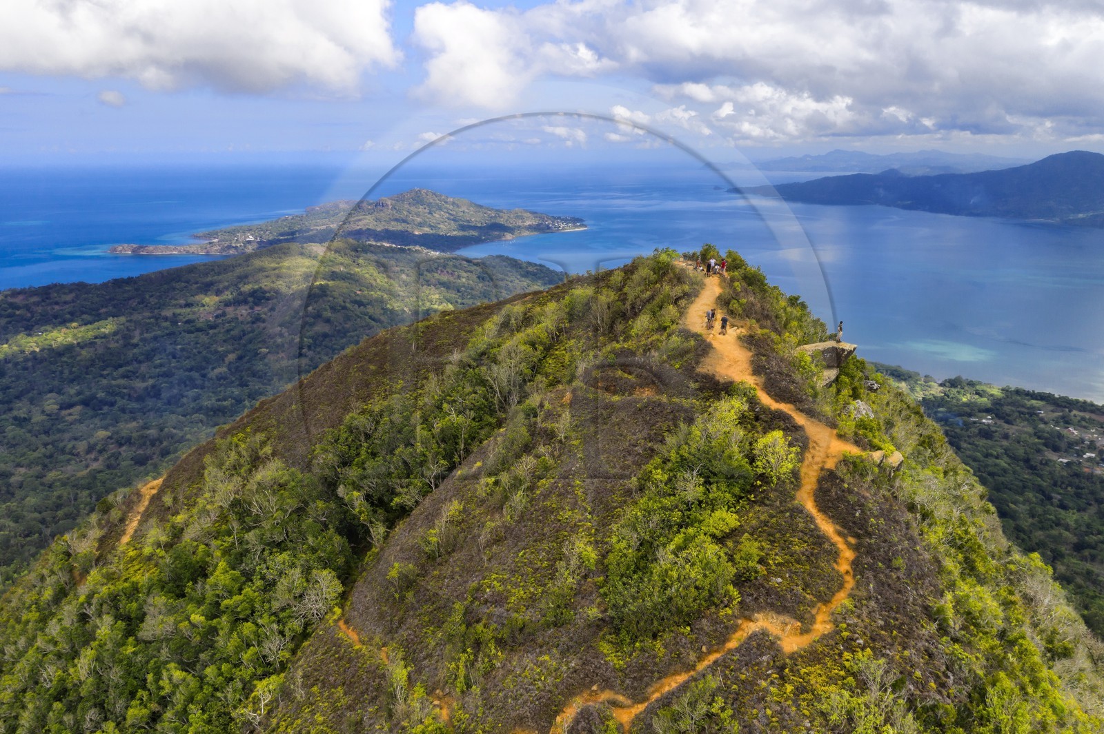 France, Ile de Mayotte, Grande-Terre, Réserve Forestière des Cretes du Sud, randonneurs au sommet du Mont Choungui (594 mètres) et la Baie de Bouéni en arrière plan (vue aérienne)