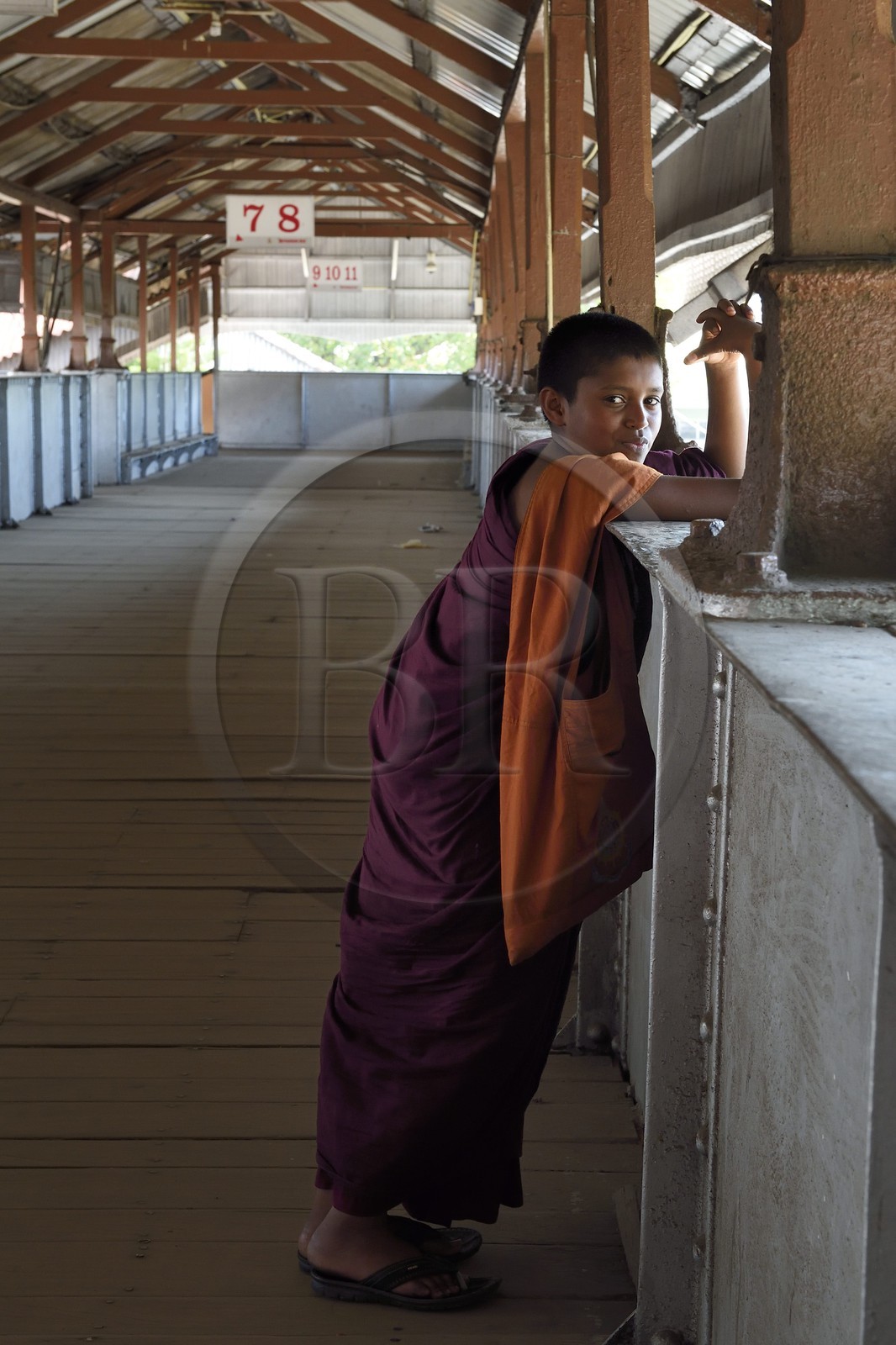 Sri Lanka, Colombo, gare du Fort, jeune moine bouddhiste