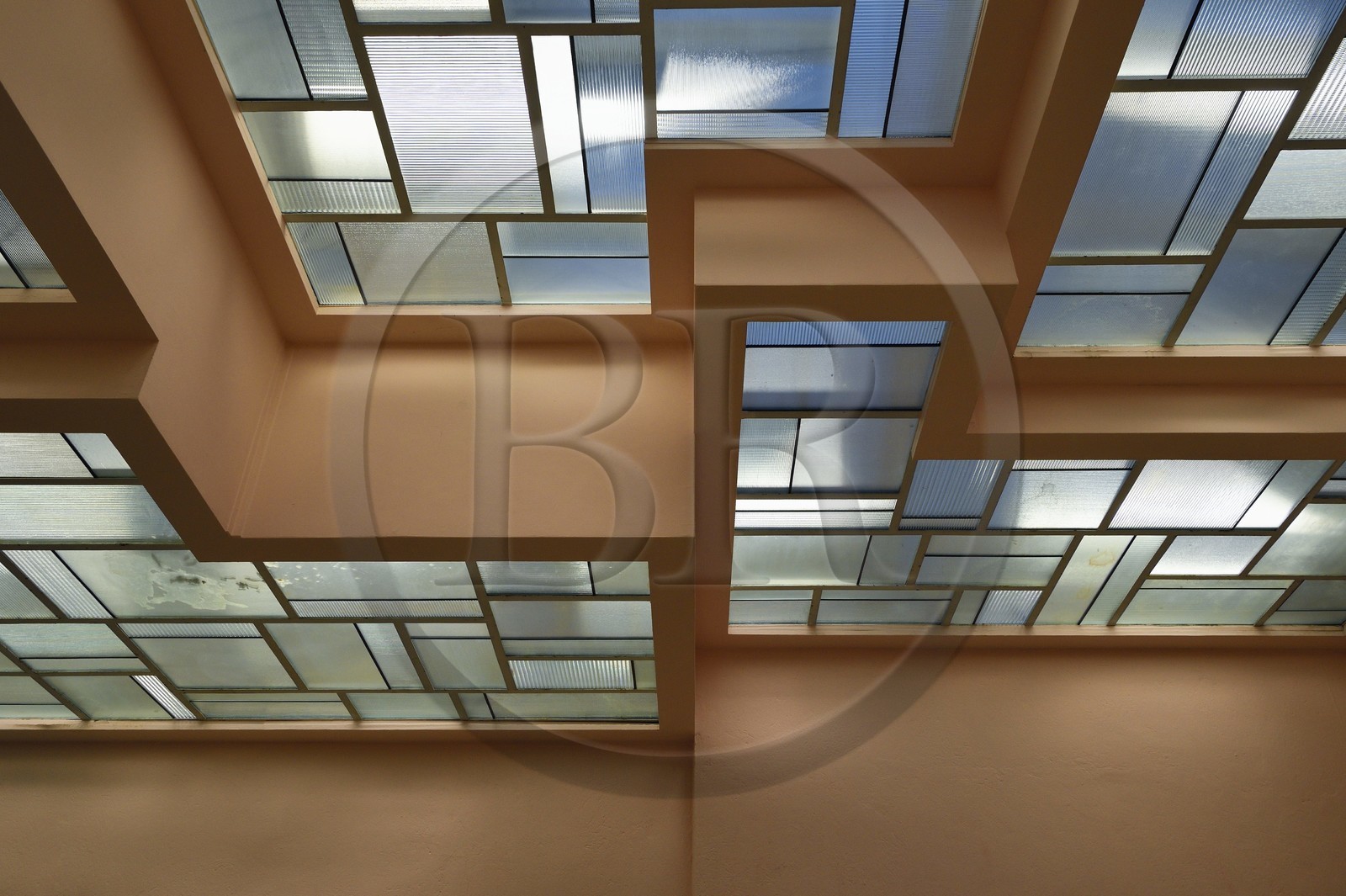 France, Var (83), Hyères, la villa Noailles concue par l'architecte Robert Mallet Stevens, salon rose avec verrière par Louis barillet