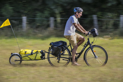 France, Maine-et-Loire (49), vallée de la Loire classée au Patrimoine Mondial par l'UNESCO, Saumur vers Saint-Hilaire, randonnée à bicyclette sur les berges de la Loire, vélo avec une remorque transportant le matériel de camping