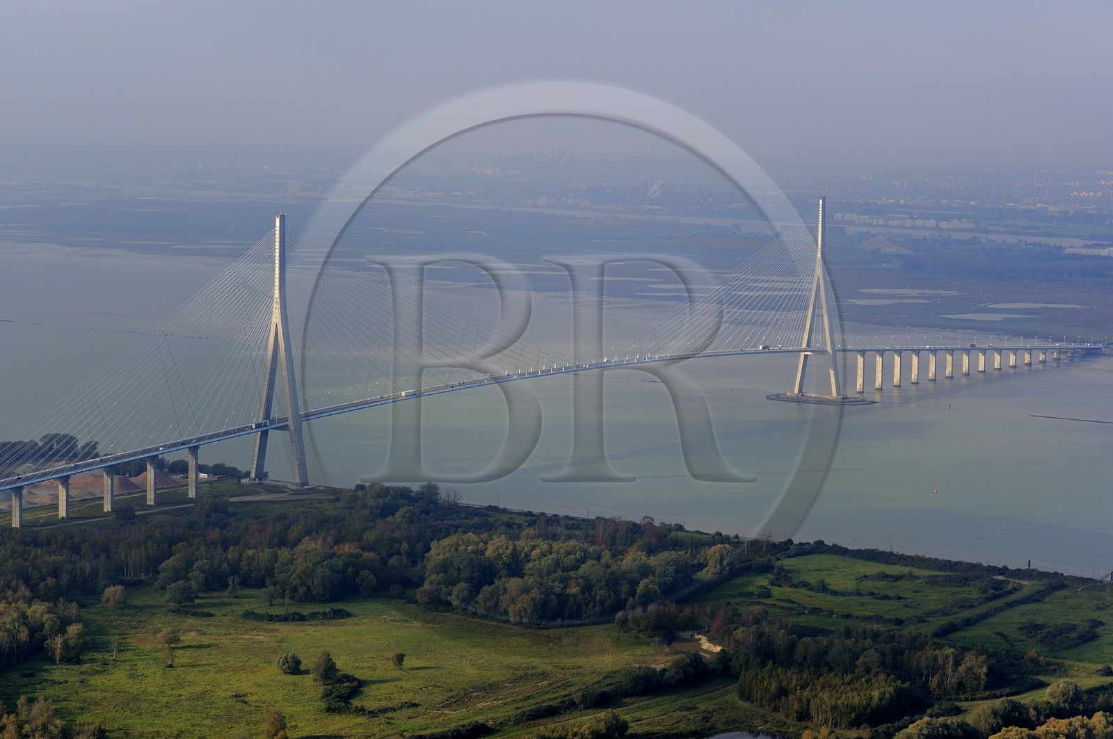 France, entre Calvados (14) et Seine-Maritime (76), le Pont de Normandie enjambe la Seine pour relier les villes de Honfleur et du Havre (vue aérienne)