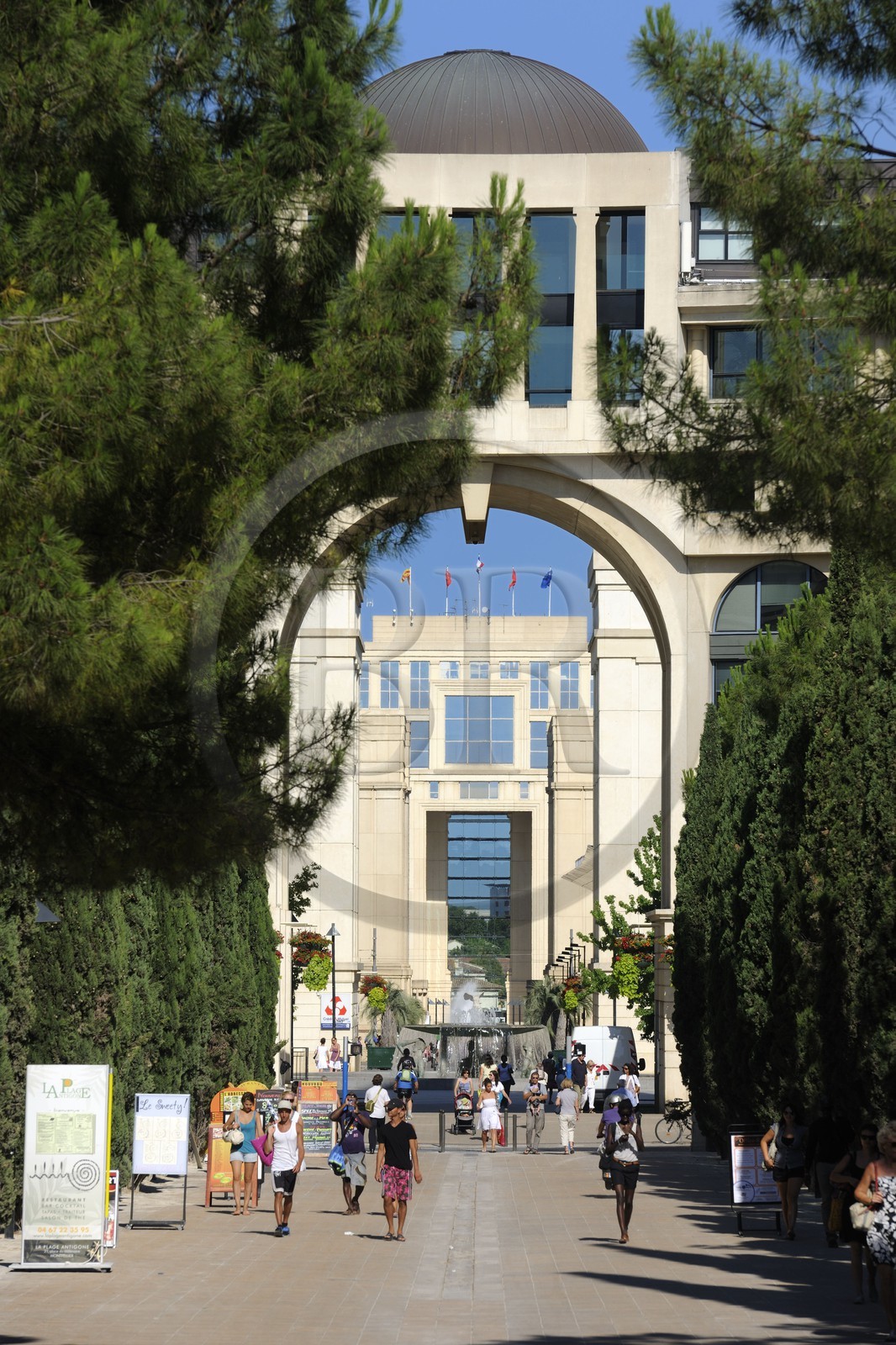 France, Hérault (34), Montpellier, quartier Antigone de l'architecte Ricardo Bofill, place du Millénaire, un axe piéton relie cette place au Lez vers l'est et au centre historique à l'ouest