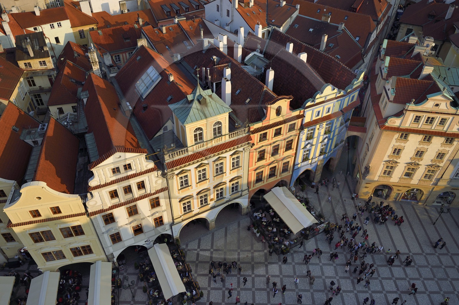 République Tchèque, Prague, centre historique classé Patrimoine Mondial de l'UNESCO, la vieille ville (Stare Mesto), place de la vieille ville (Staromestske namesti), facades de style Renaissance et baroque