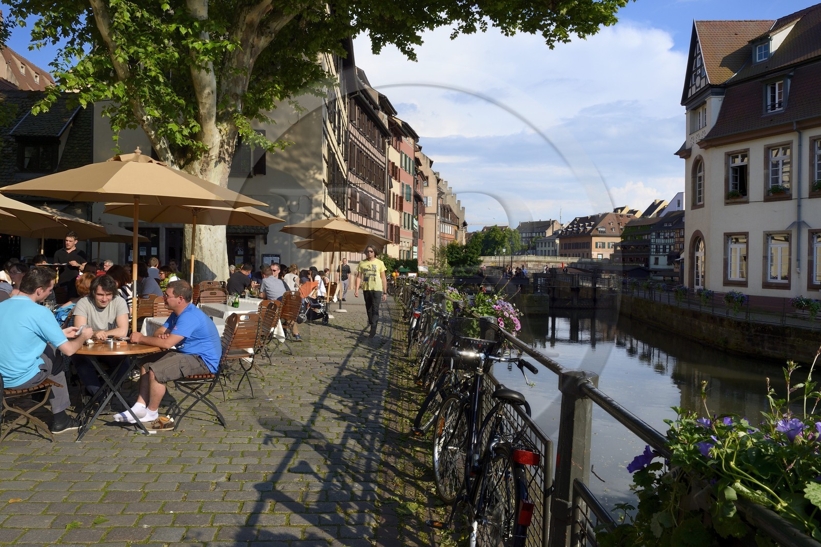 France, Bas-Rhin (67), Strasbourg, vieille ville classée au Patrimoine Mondial de l'UNESCO, quartier de la Petite France, la place Benjamin Zix sur un bras de l'Ill