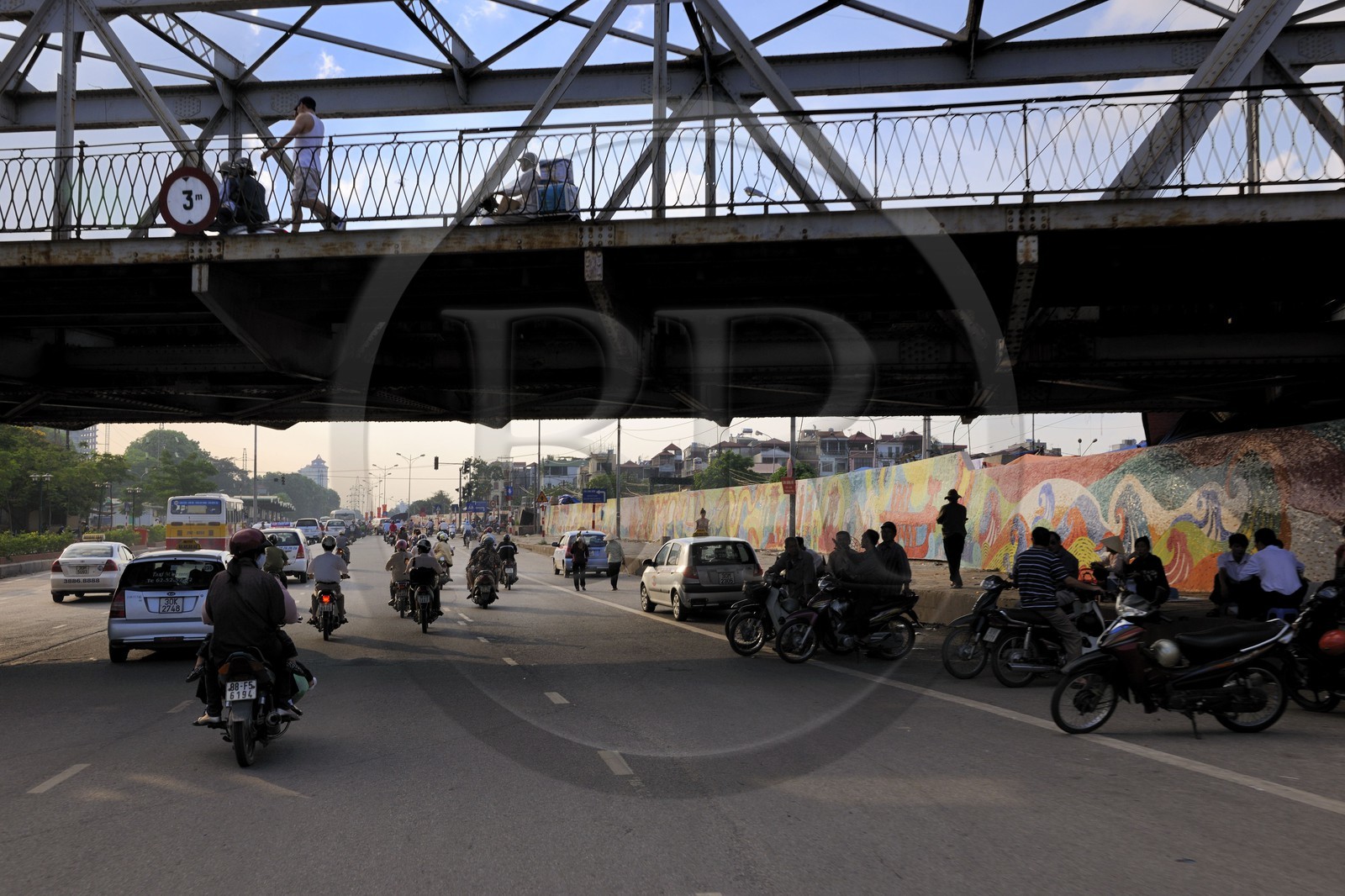 Vietnam, Hanoï, début du Pont Long Bien anciennement pont Paul Doumer sur le boulevard Tran Quang Khai