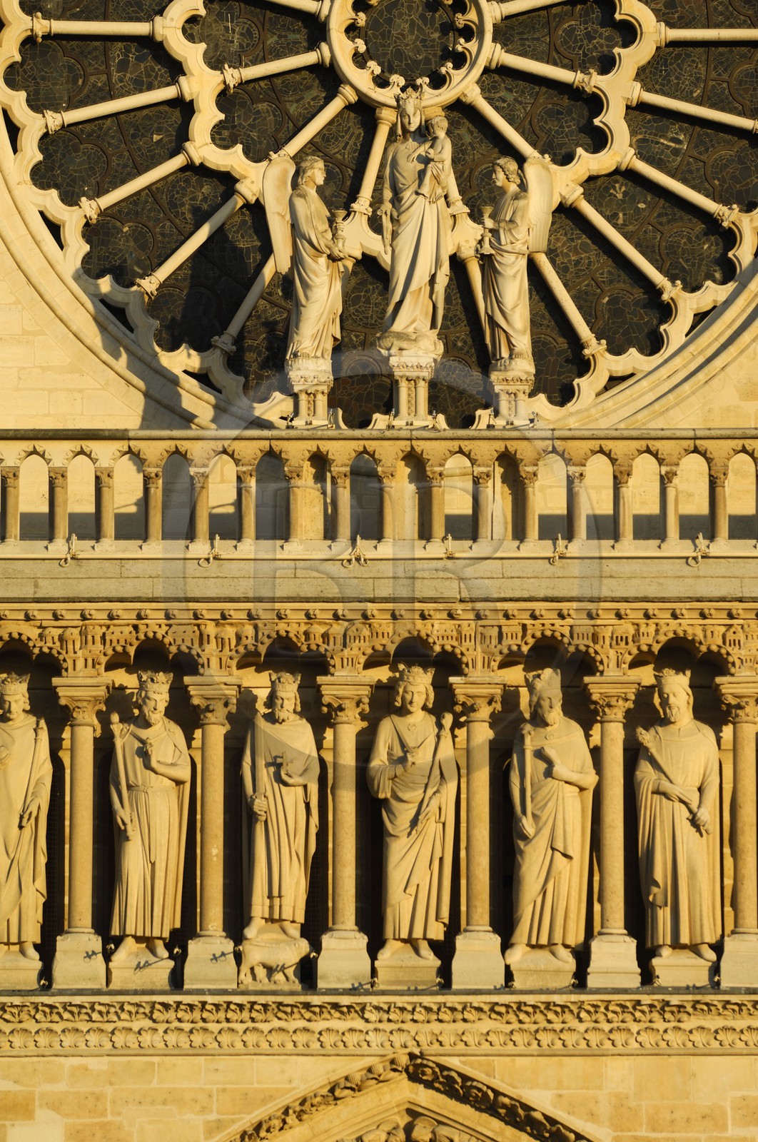 France, Paris (75), Ile de la Cité, cathédrale Notre-Dame de Paris, la galerie des Rois de Juda et la rosace de la façade occidentale