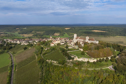 France, Yonne (89), parc naturel régional du Morvan, Vézelay, classé au Patrimoine Mondial de l'UNESCO, labellisé Les Plus Beaux Villages de France, point de départ de l'une des principales voies de pèlerinage de Saint-Jacques-de-Compostelle, la colline et la basilique Sainte-Marie-Madeleine (vue aérienne)