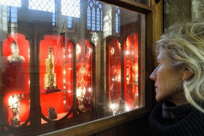 France, Meurthe-et-Moselle (54), Saint-Nicolas-de-Port, basilique de Saint Nicolas, Salle du Trésor, la relique du dextre bénissante de saint Nicolas (selon la tradition il s'agit de l'os d'une phalange de la main droite de l'évêque) qui est conservée dans un bras reliquaire de la fin du XIXème siècle en argent, or, émaux et diamants