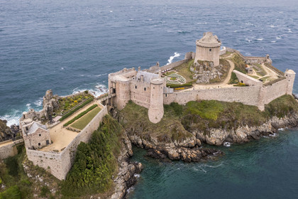 France, Côtes d'Armor (22), Grand Site de France Cap d'Erquy – Cap Fréhel, Plévenon, le Fort La Latte ou château de la Roche Goyon du XVème siècle (vue aérienne)