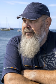 France, Finistère (29), Mer d'Iroise, Ile de Molène, Guy Rocher, président de la station SNSM de Molène sur le port de pêche